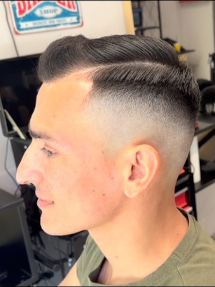 Ανδρικό κούρεμα side part με καθαρή γραμμή, δουλειά του JOHNNY'S BARBERSHOP