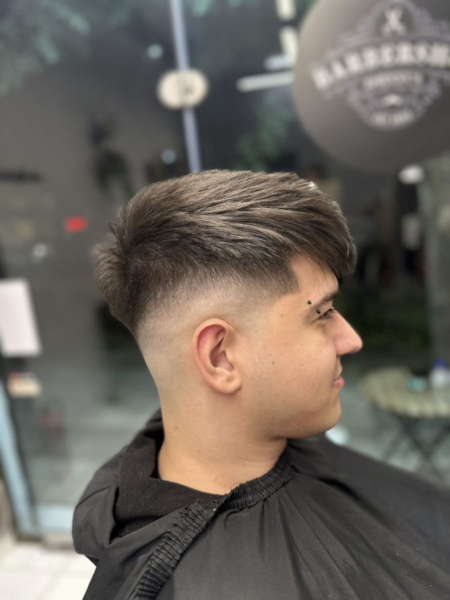 Ανδρικό κούρεμα mid fade με textured top, δουλειά του JOHNNY'S BARBERSHOP