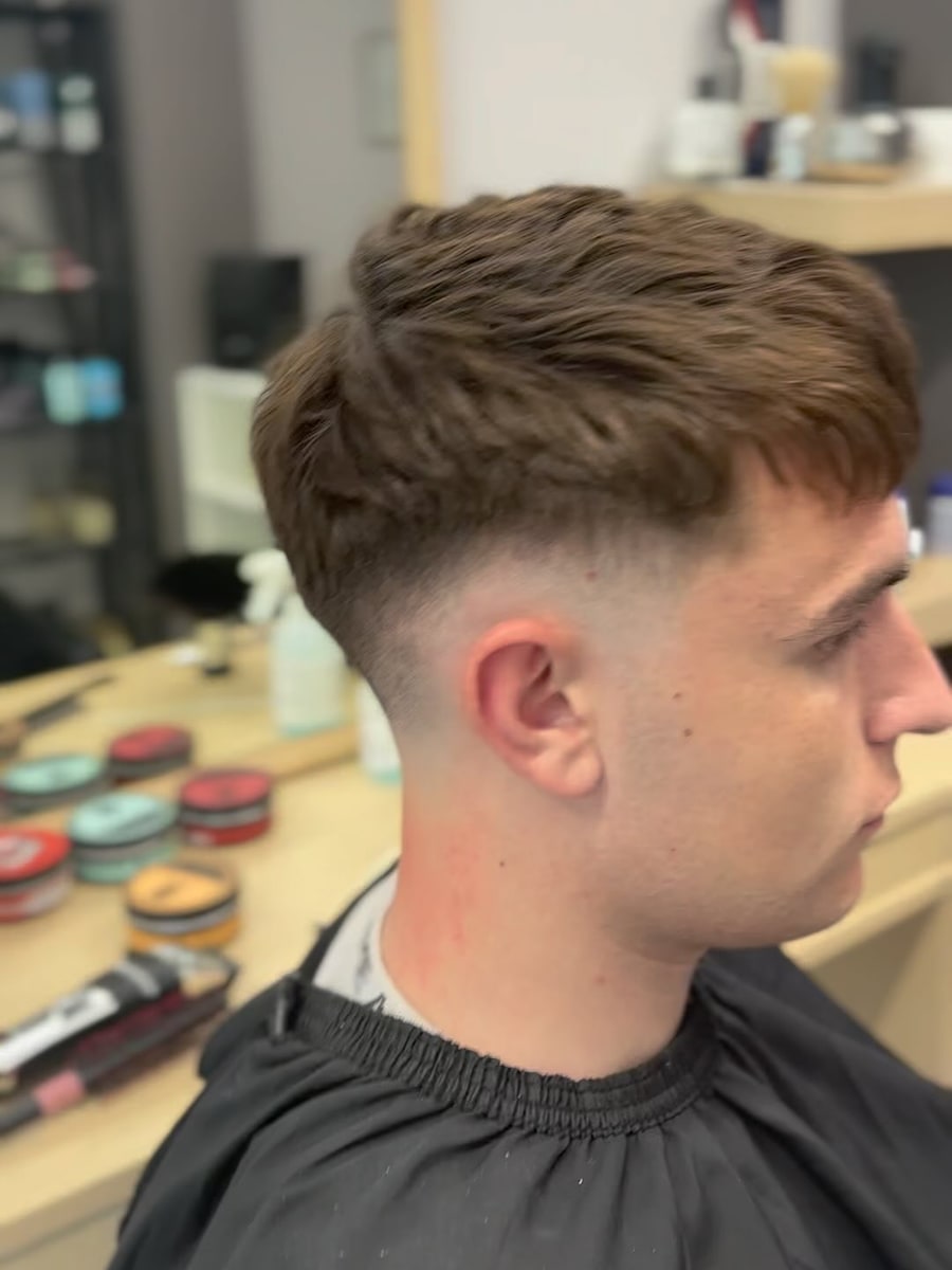 Ανδρικό κούρεμα drop fade με textured top, δουλειά του JOHNNY'S BARBERSHOP