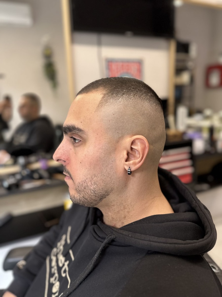 Ανδρικό κούρεμα skin fade σε κοντό μήκος, δουλειά του JOHNNY'S BARBERSHOP